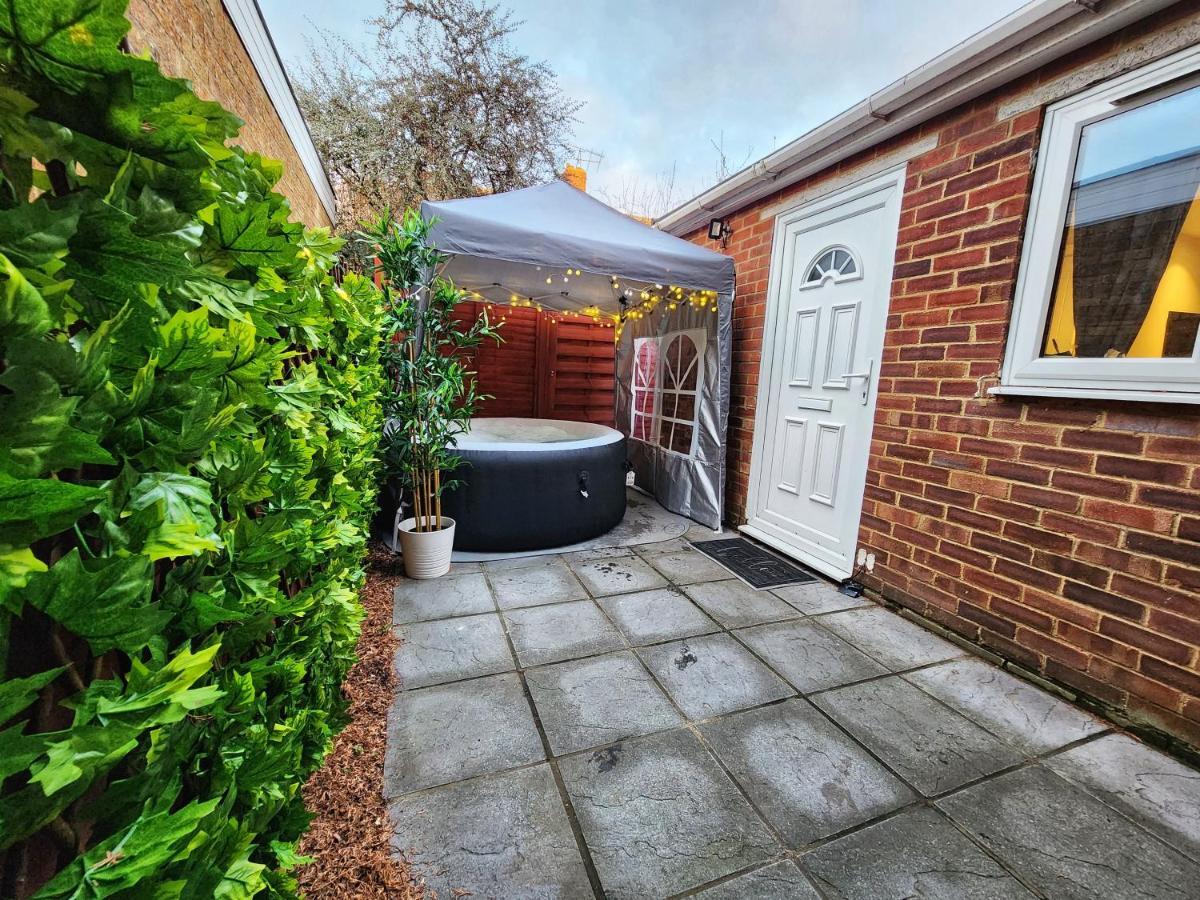 Studio Apartment The Den Colnbrook Exterior foto